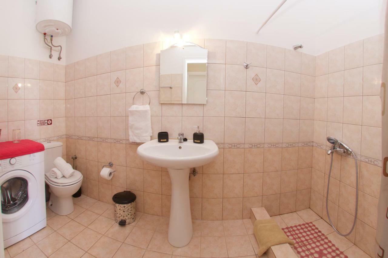 Helenas Apartment Razata Bagian luar foto
